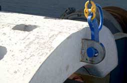 Armato Seekabel Schutz, mit seinem Gewicht, Bogenform, und die vielen Löcher ermöglicht die Wasserkraft aus dem Meer ist die Position des Armato Seekabel Schutz keine Auswirkung.